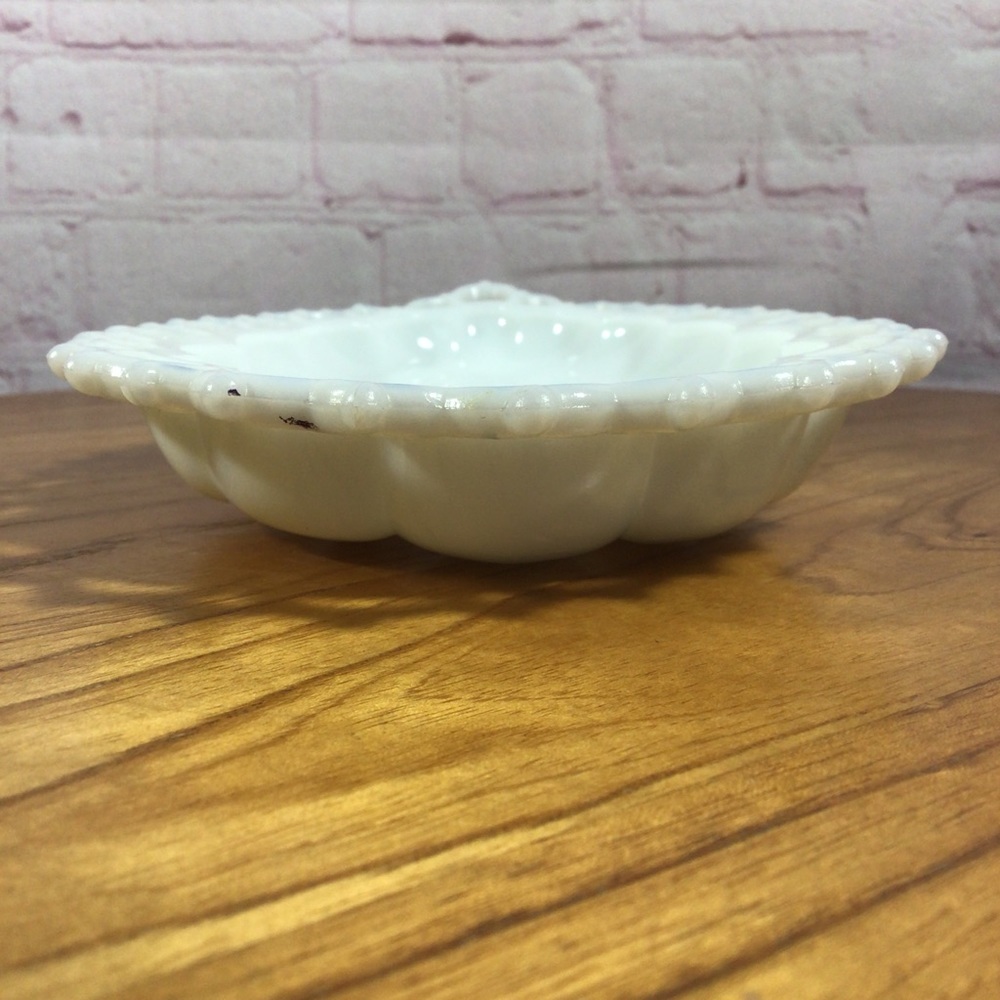 Vintage Westmoreland White Milk Glass Shell Shaped Lace Edge Footed Dish - Picture 6 of 7